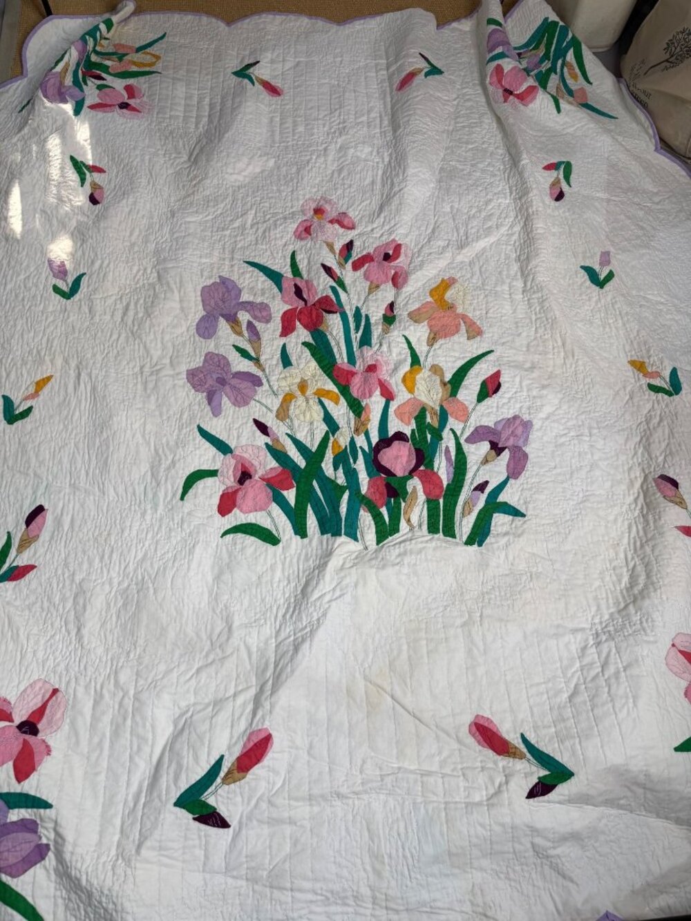 Vintage Quilt Handmade Floral Design Scalloped Edges Multicolor Flowers Full/Que